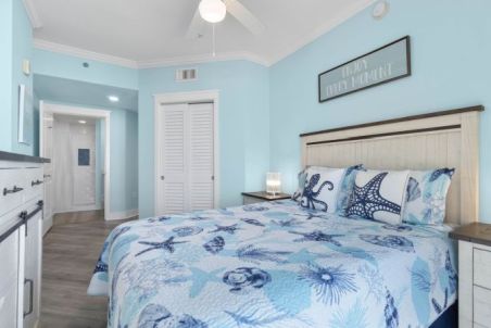 Guest bedroom with queen bed