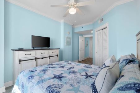 Guest bedroom with queen bed