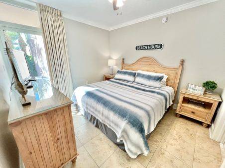 Guest Bedroom, King Bed