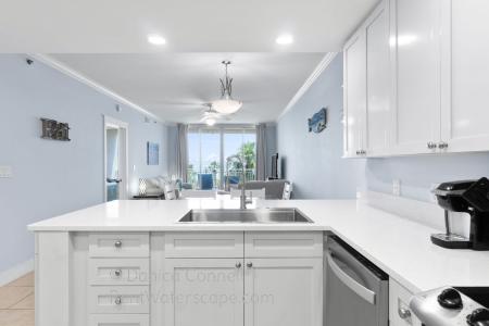 C505 Fully stocked kitchen